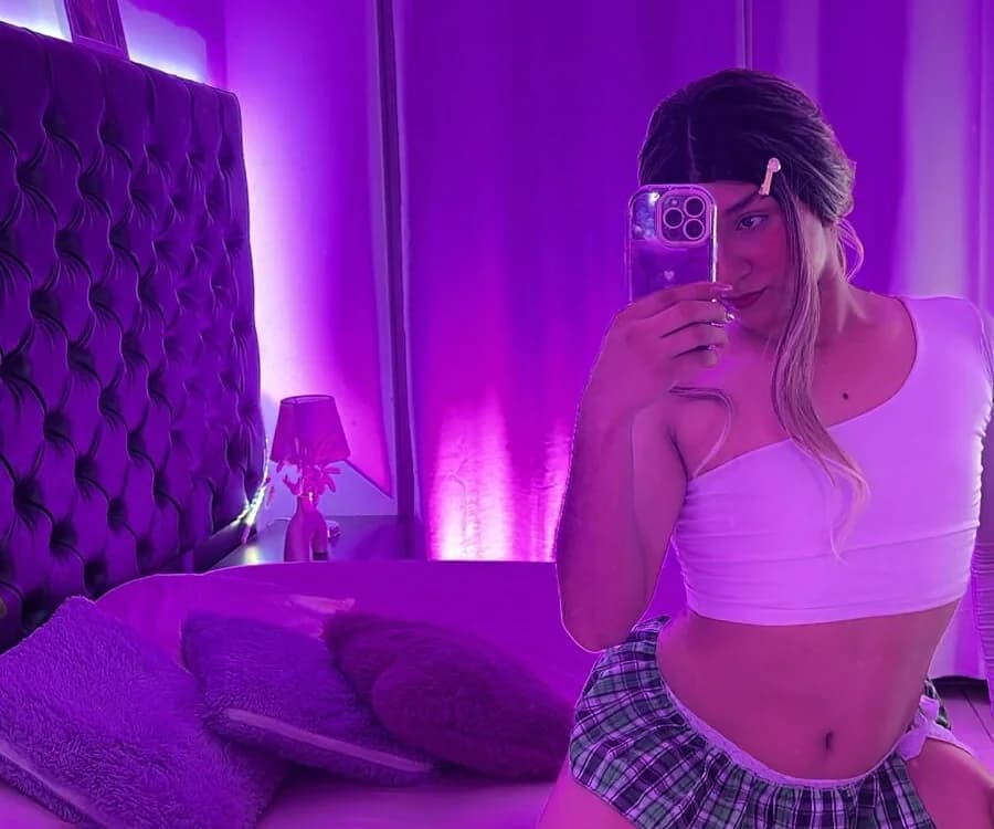 Trans fun with editorial choice BellaRoge - Browse our carefully selected trans cam shows
