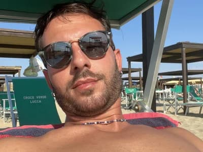 Guy daddies Florence_1990 streaming as a silver fox, let's talk age gap.
