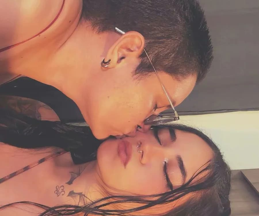 Join couple housewives Mabelydani as she sneaks a no-strings-attached tryst on cam