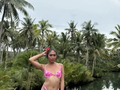 Beardy trans webcam: experience urcutie_pinay's gorgeous presence online.