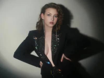 Naughty sexting exchange between girl and viewer on live chat SilentHowl
