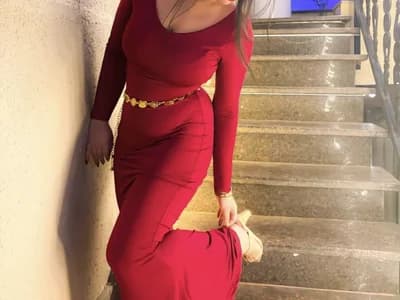 Jump into Avneet_kaurr1's world, a horned-up performer with striking black hair.