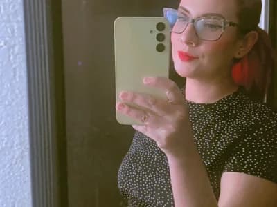 Watch trimmed girl ScarlarletBlossomX keep it tidy on cam.