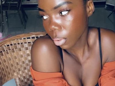 Middle priced privates ebony girls enjoy middle priced ebony privates shows with Chomi2014.