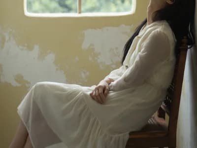 Join yiyi5588, a hot cam cam girl with stunning black hair, live now!