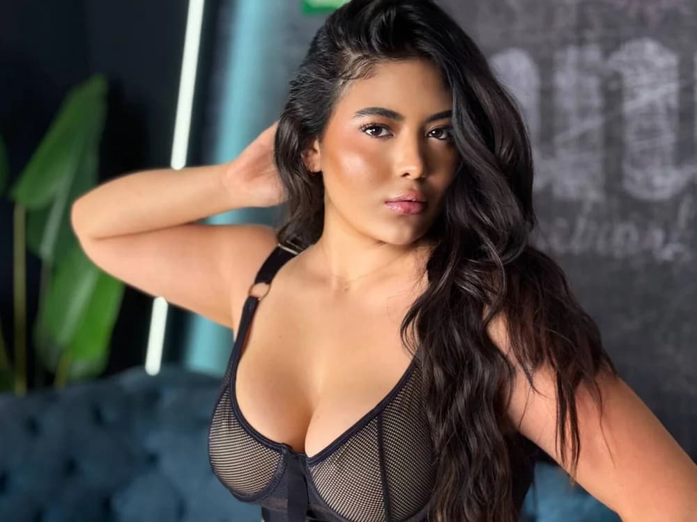 Armenian cam webcam girl JustACutieXXX is waiting for you in our webcams section, so join her for a great experience.