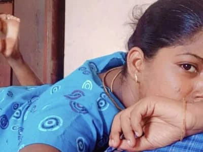 Meet Tamil_Kavitha, the hot babe with gorgeous black hair and a playful spirit.