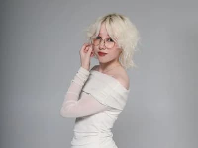 Couple with short hair enjoy private cam show together Allettaevee