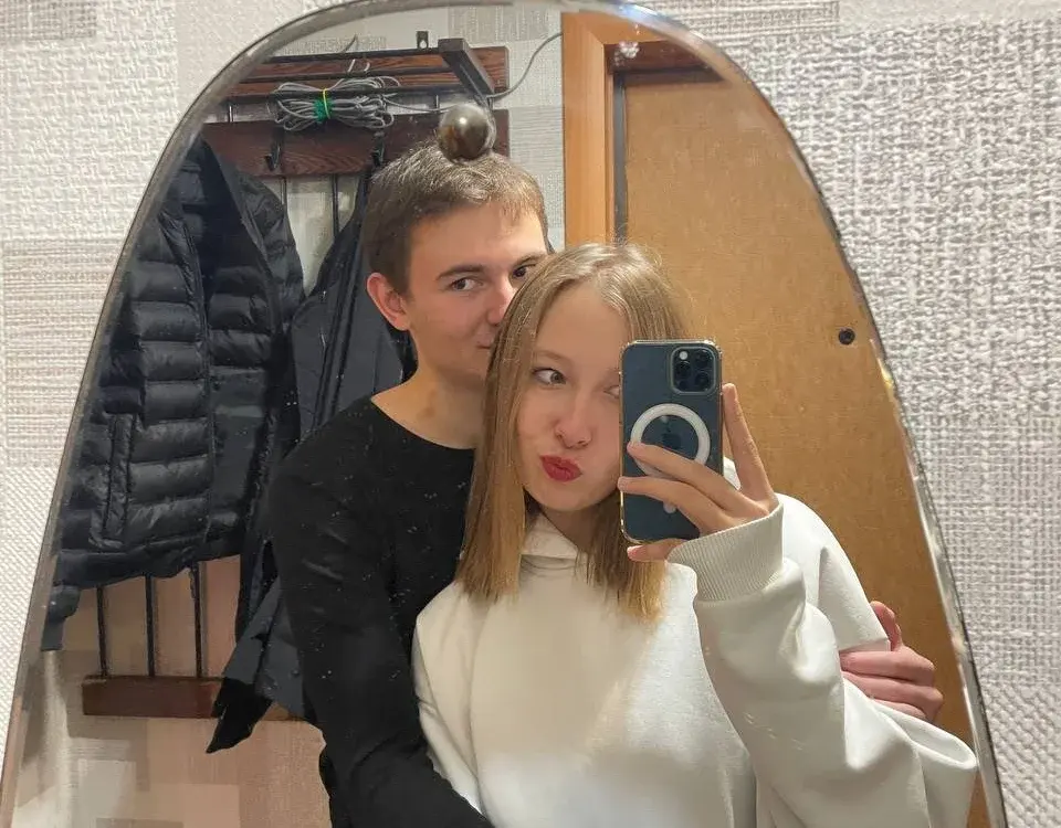 Hairy Blondes cam couples in a live cam show