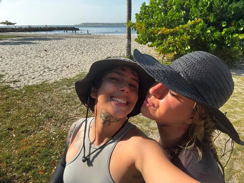 Outdoor cam couples live on the site