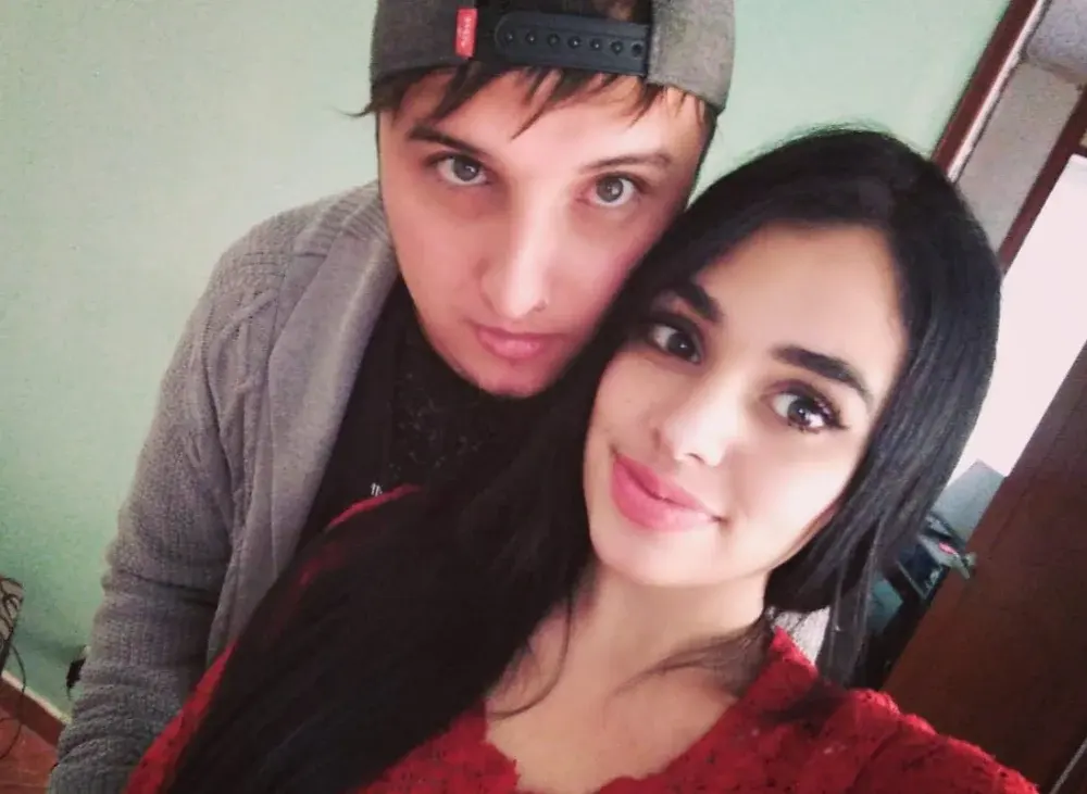 Swallow cam couples broadcasting live