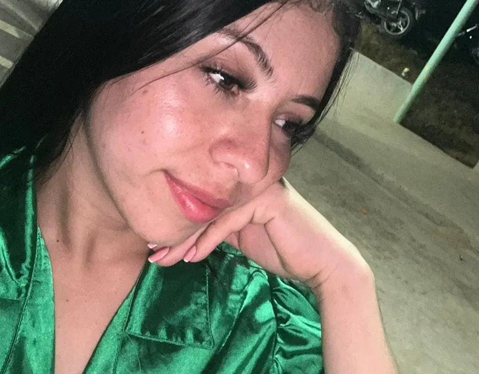 Rimming cam couples broadcasting live