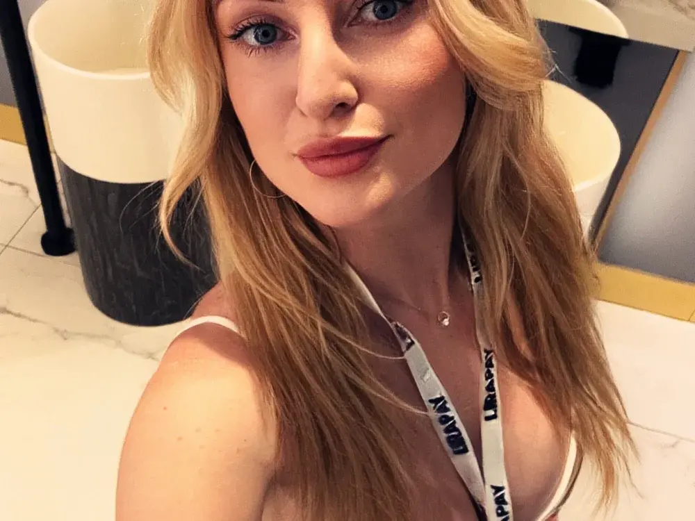 Hardcore Milfs cam girls performing on cam