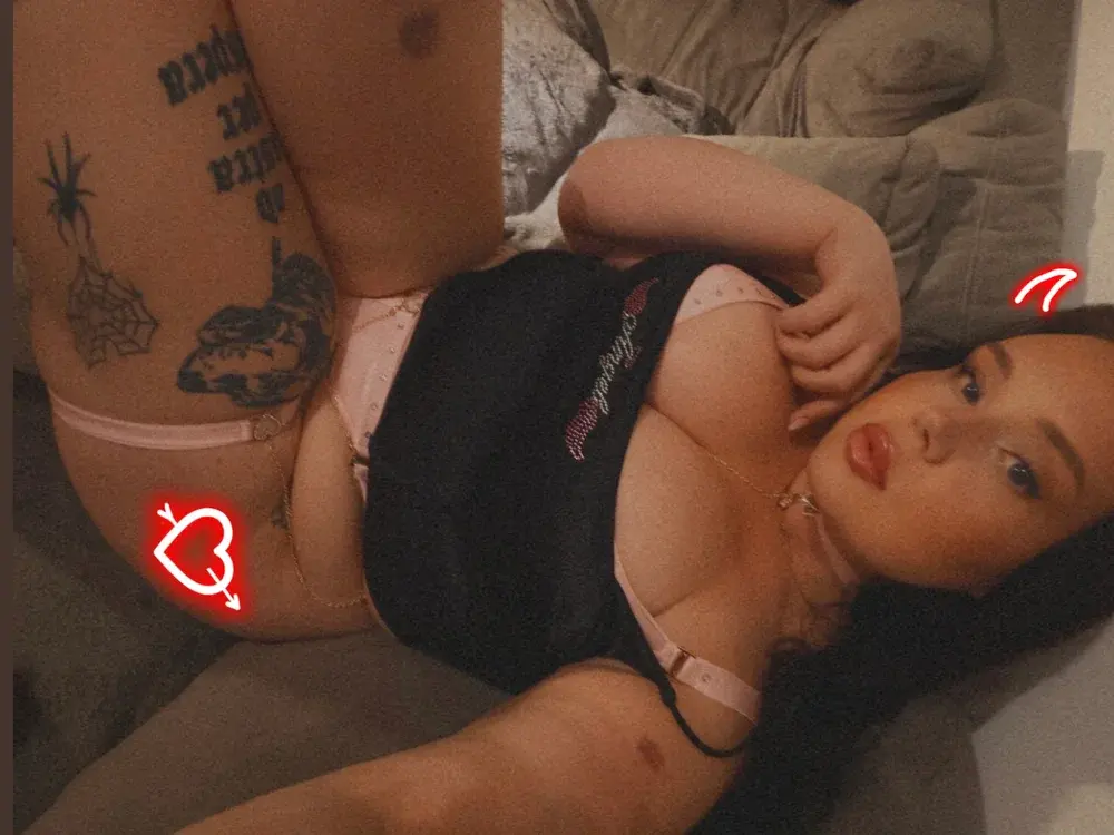 HD cam girls in a live cam show