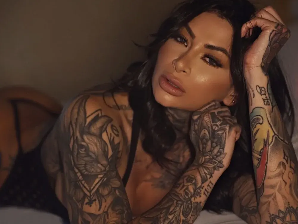 Tattoos Latin cam girls available now
