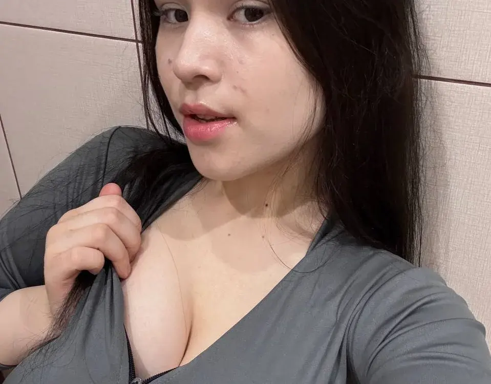 Pregnant cam girls waiting in chat