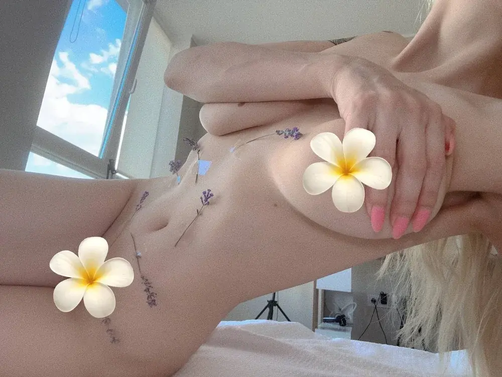 Petite White cam girls available now