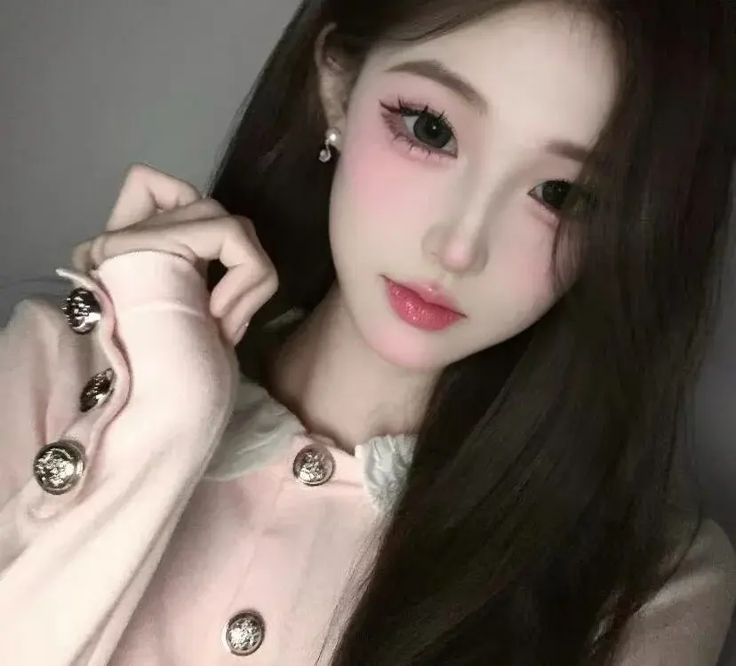 Chinese cam girls broadcasting live