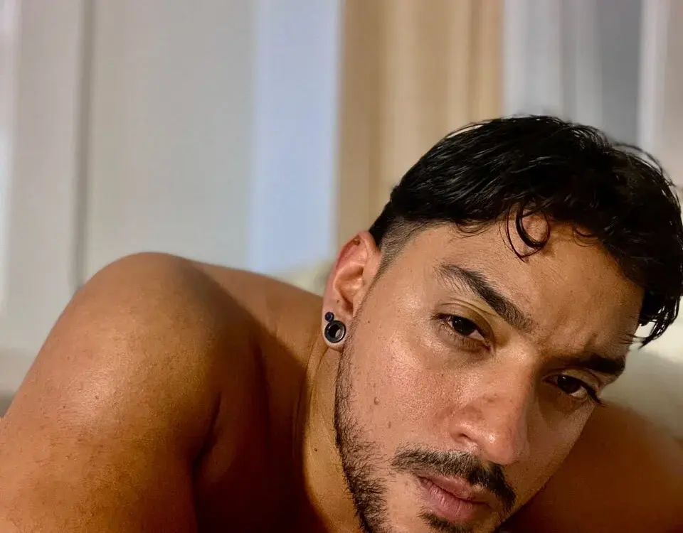 Oil Show cam guys in an intimate session