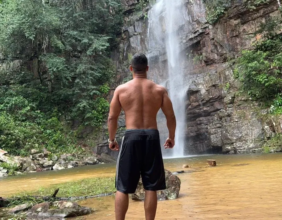 Muscular cam guys mid-stream