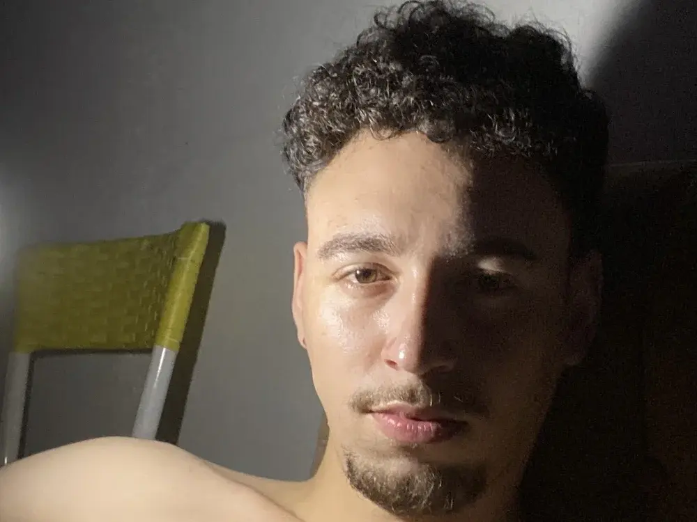 Brazilian cam guys waiting in chat