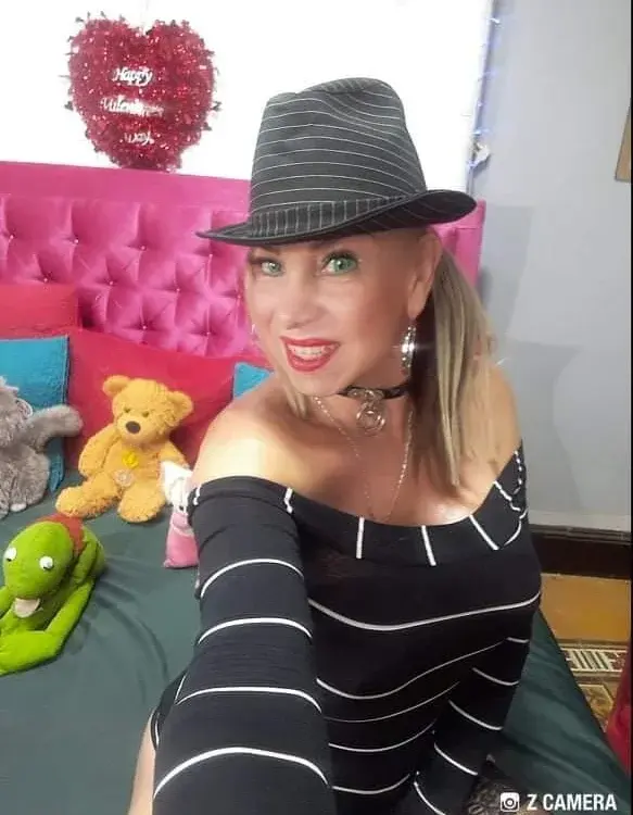 Romantic Latin trans cams in a live cam show