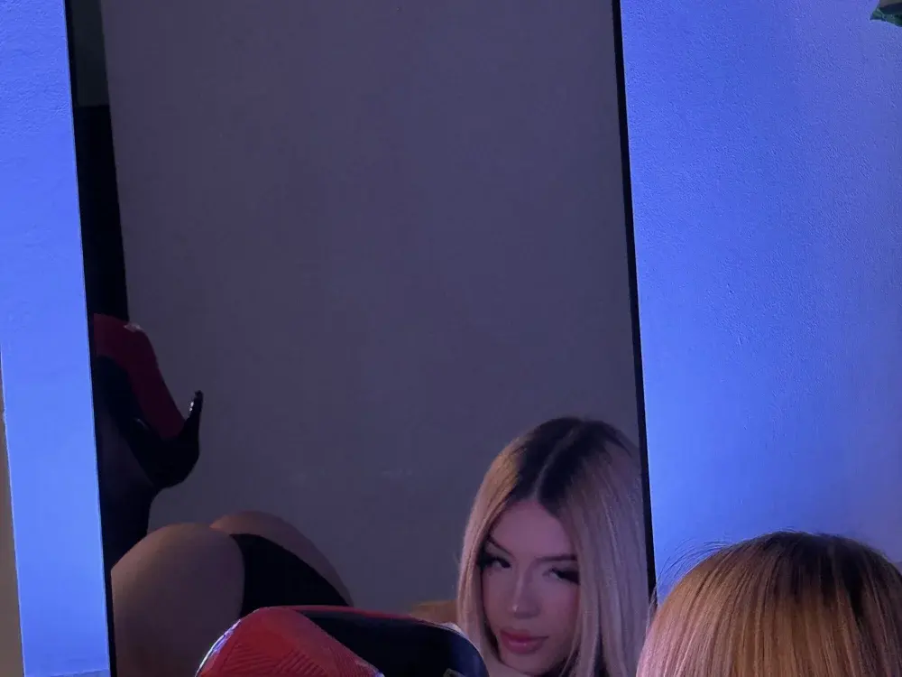 Cd trans cams in a live cam show