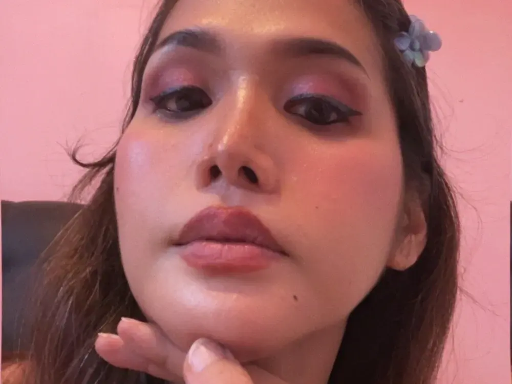 Striptease Asian trans cams mid-stream