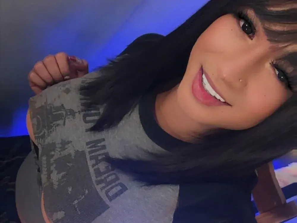 Black Hair trans cams in a live cam show